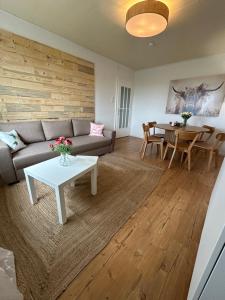 a living room with a couch and a table at Ferienwohnung Mimi in Steyerberg