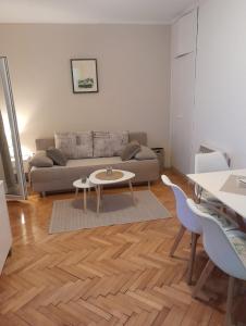 ヘルツェグ・ノヴィにあるJasna Herceg Noviのソファとテーブルのあるリビングルーム