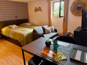 a living room with a bed and a table with a coffee table at Chambre double 7km from track in Stoumont