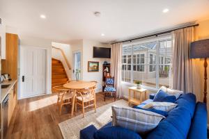 Χώρος καθιστικού στο The River House Terrace Suite