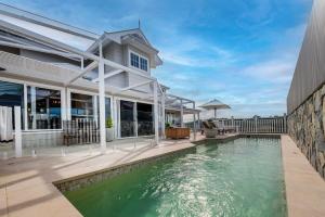 Πισίνα στο ή κοντά στο The River House Terrace Suite