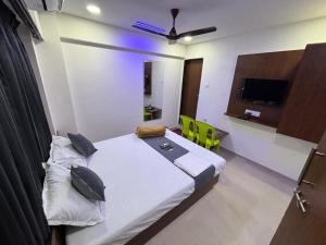 Gallery image of Dwarka Lodging in Pune