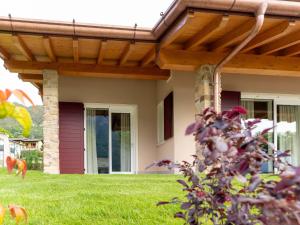 Κήπος έξω από το Idyllic cottage next to the beautiful Lake Idro +26 φωτογραφίες