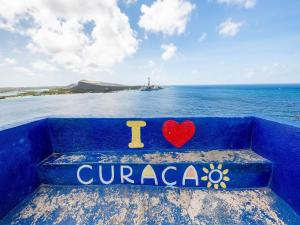 een bord op de achterkant van een boot in de oceaan bij Holiday villa at Jan Thielstrand in Willemstad in Jan Thiel