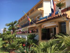 hotel z flagami na boku w obiekcie Hotel Harmony w mieście Tortora