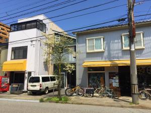 um grupo de bicicletas estacionadas em frente a um edifício em Toolate Guesthouse Toyama em Toyama