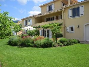 Taman di luar Apartment in Montbrun-les-Bains near forest