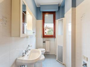 Ένα μπάνιο στο Nice apartment in Tuoro sul Trasimeno with pool