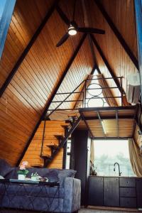 un soggiorno con ventilatore a soffitto e divano di Kunuz 