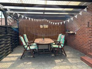 a patio with a table and chairs and a fence at Ferienwohnung Mimi in Steyerberg