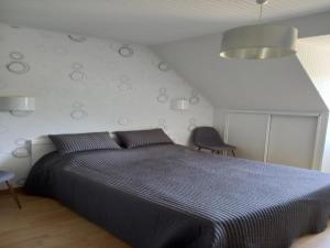 エピニアックにあるPeaceful Garden Retreat, Epiniacの青い掛け布団が敷かれたベッドのある寝室