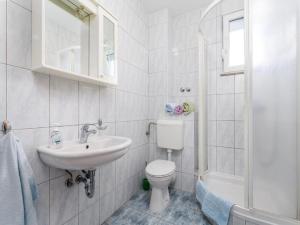 Ένα μπάνιο στο Inviting Apartment near Mala Mandra Beach