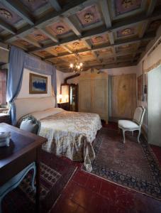 1 dormitorio con 1 cama, 1 mesa y 1 silla en Al Museo, en Ponte
