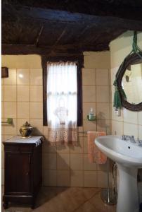 a bathroom with a sink and a window at Al Museo in Ponte