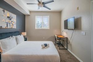 テンピにあるModern 1BR by ASU Pool Gym W&D & Free Parkingのベッドルーム1室(ベッド1台、天井ファン、デスク付)