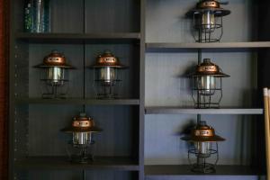 Un estante con varias luces. en Private Cottage SORABE, en Tsuwano 35 fotos más