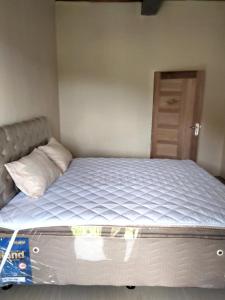 a large bed in a bedroom with a mattressvisor at Toraja Maruang Homestay in Rantepao