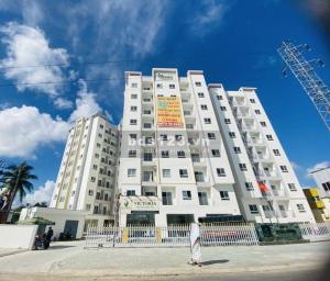 a man standing in front of a large white building at Peach Peach Home 2 in Ấp Mỹ Hòa