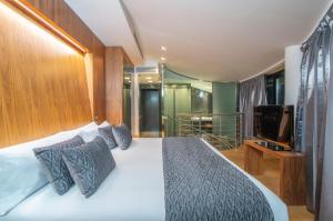 a bedroom with a bed with a television and a balcony at Hotel Starc by Pierre & Vacances Premium in Andorra la Vella