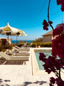 una piscina con sillas y sombrilla en Villa Casa Nova, en Balchik 80 fotos más