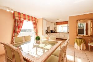 Un comedor con una mesa de cristal y sillas. en Rondevoux 16, en Margate