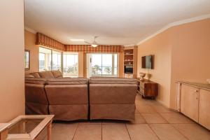 Una sala de estar con un sofá y un televisor en Rondevoux 16, en Margate