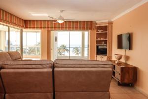 Una sala de estar con un sofá y un televisor. en Rondevoux 16, en Margate 19 fotos más