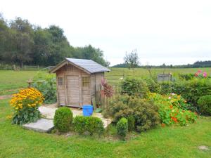 ein kleiner Schuppen mitten im Garten in der Unterkunft Quaint Holiday Home in Bièvre in the forest in Bellefontaine + 31 Fotos