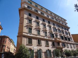 Bygningen som lejligheden ligger i + 3 billeder