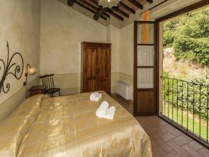 a bedroom with a bed with white towels on it at Elegant apartment only 1 hour from Rome in Narni