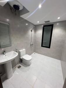 a bathroom with a toilet and a sink at اجنحة راف بني حارثة in Medina +19 photos