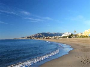 Una vista de una playa con edificios y el océano. en Attractive holiday home in Vera Playa with pool, en Playas de Vera 84 fotos más