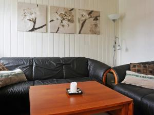 Posezení v ubytování 4 person holiday home in Austrheim