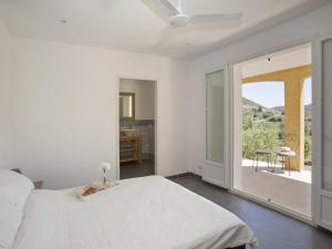 Ένα ή περισσότερα κρεβάτια σε δωμάτιο στο Roquebrun Villa with Pool