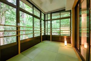 ein Raum mit Fenstern und einer Lampe auf dem Boden in der Unterkunft Serenity Springs Villa Morita in Hakone