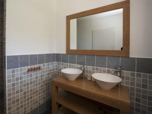 Ένα μπάνιο στο Roquebrun Villa with Pool