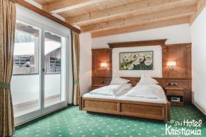 Postel nebo postele na pokoji v ubytování Kristiania Small Dolomites Hotel + 37 fotografií