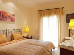 una camera da letto con un letto e una grande finestra di Scenic Villa in Paleokastrites with Sauna a Gouviá Altre 19 foto