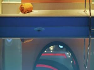 un piano di lavoro blu con una lavatrice di Scenic Villa in Paleokastrites with Sauna a Gouviá