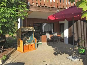 - un grand aquarium installé sur une terrasse à côté d'une maison dans l'établissement Cozy Apartment in Ellar with Garden, à Ellar