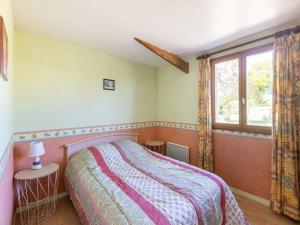 ein Schlafzimmer mit einem Bett und einem Fenster in der Unterkunft Charming Home with Orchard in Tamerville