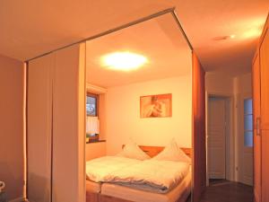 a mirror reflection of a bed in a bedroom at Cosy apartment with private garden in Brachthausen in the Sauerland in Brachthausen