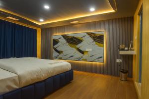 a bedroom with a bed and a painting on the wall at The solace pahalgam in Pahalgām +7 photos