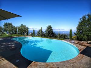 Πισίνα στο ή κοντά στο Majestic Farmhouse in Loro Ciuffenna with Pool