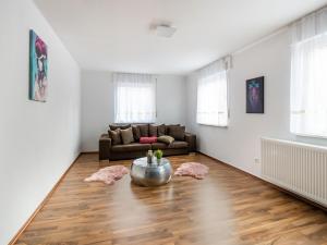 マールベルクにあるHoliday home in Mahlberg in the Ortenau districtのソファとテーブルのあるリビングルーム