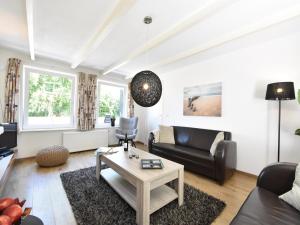 una sala de estar con un sofá y una mesa en Cozy Holiday Home in Zonnemaire near lakebeach, en Zonnemaire 86 fotos más