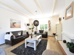 una sala de estar con un sofá y una mesa en Cozy Holiday Home in Zonnemaire near lakebeach, en Zonnemaire