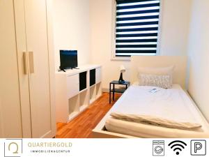 een slaapkamer met een bed en een tv op een kast bij Apartment I Business I Monteure in Lauchhammer