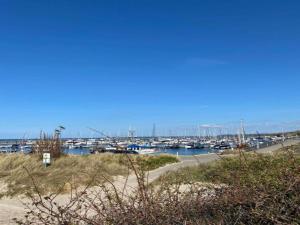 DamshagenにあるIdyllic Holiday Home in Damshagen with Terraceの晴れた日に水上にボートが停泊しているマリーナ +47枚の写真