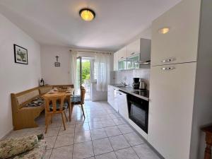 une cuisine avec une table et une salle à manger dans l'établissement Apartments Zlatica, à Šilo